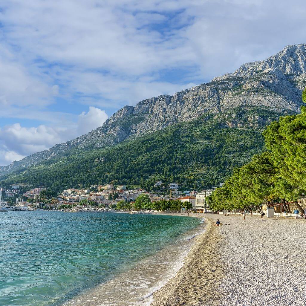 baska-voda-partja-feher-kavicsos-strand-biokovo-sziklas-hegyvonulat-horvatorszagban