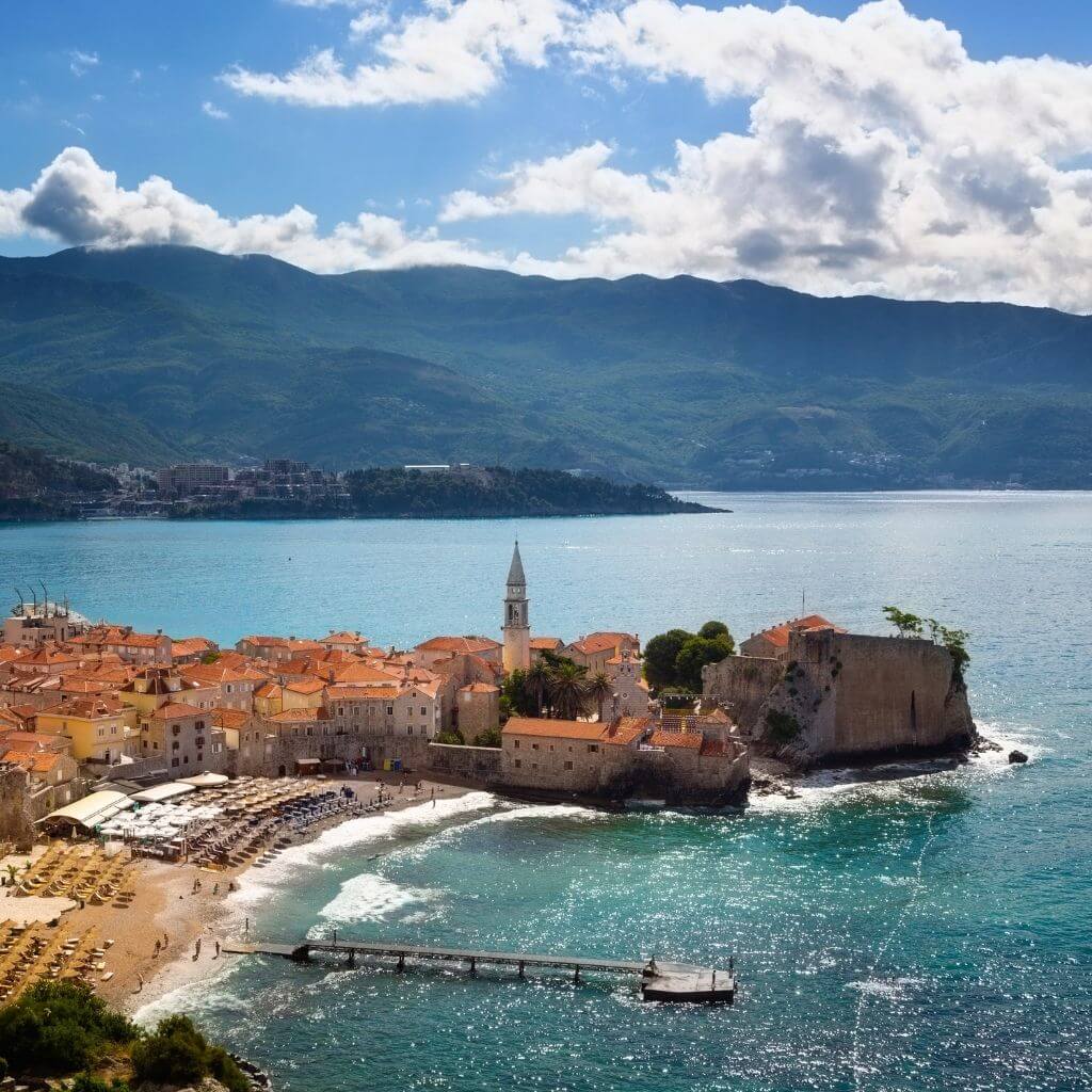 budva-varos-tengerpartja-montenegroban-a-ketkerekuek-kedvenc-latvanyossaga