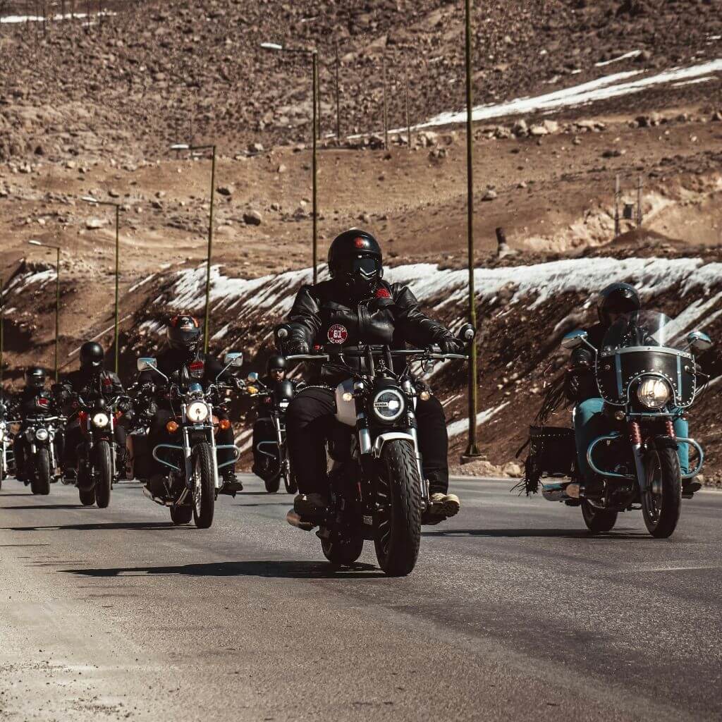 chopper-turamotoros-felvonulas-vezetett-motoros-tura-csoport