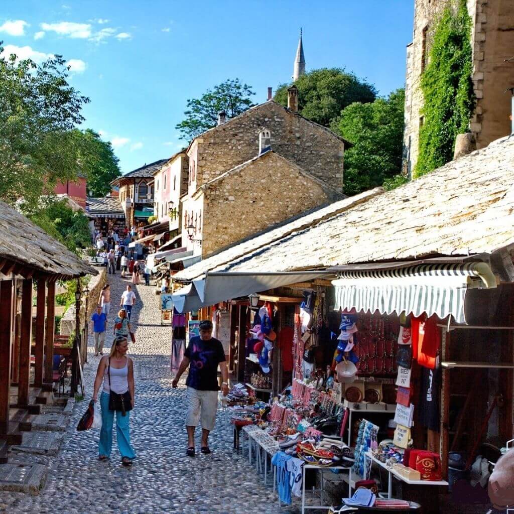 csoportos-motoros-tura-bazar-sor-mostar-varosban
