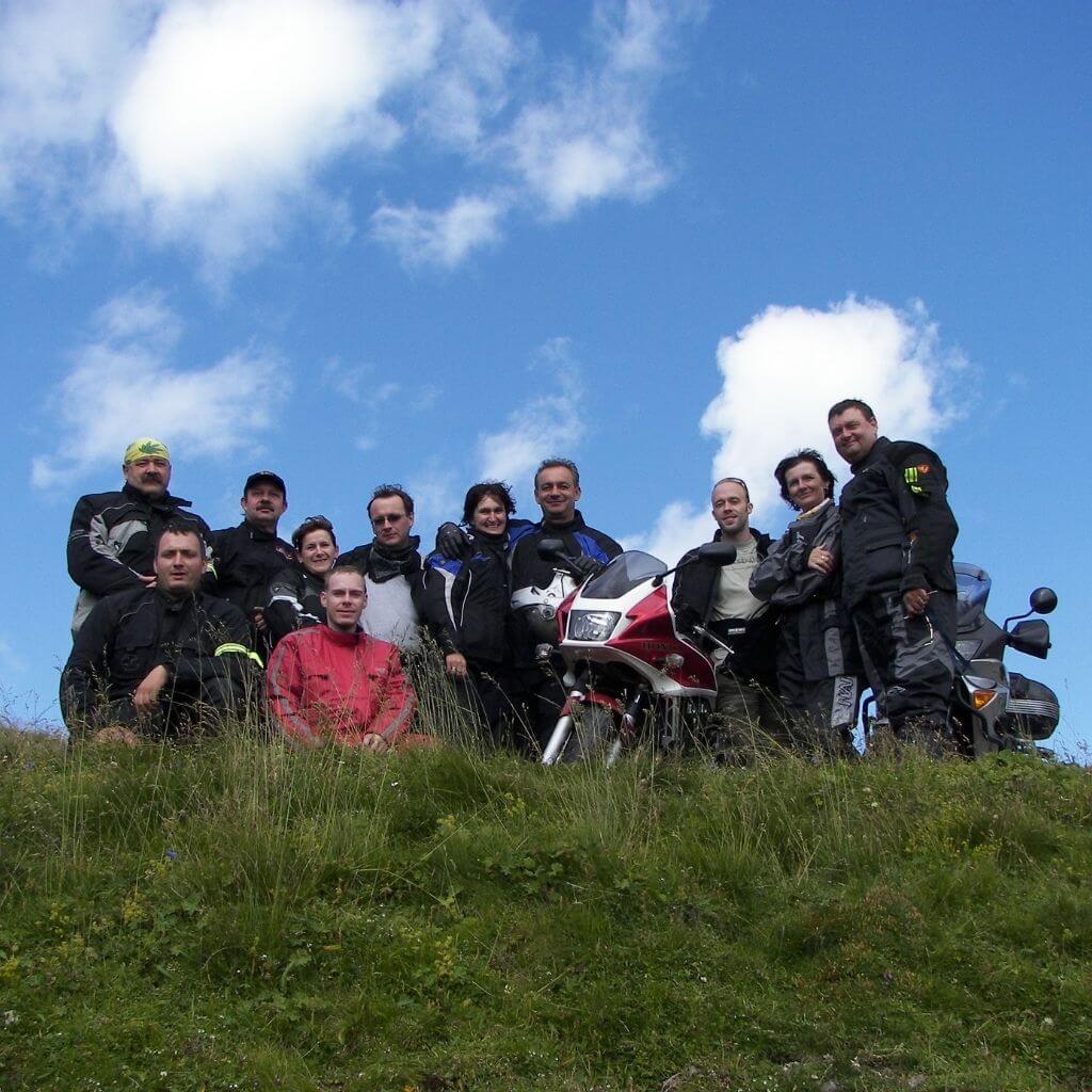 dmotours-motoros-tura-csoport-banda-kep-boldogsag-uticel-elerve