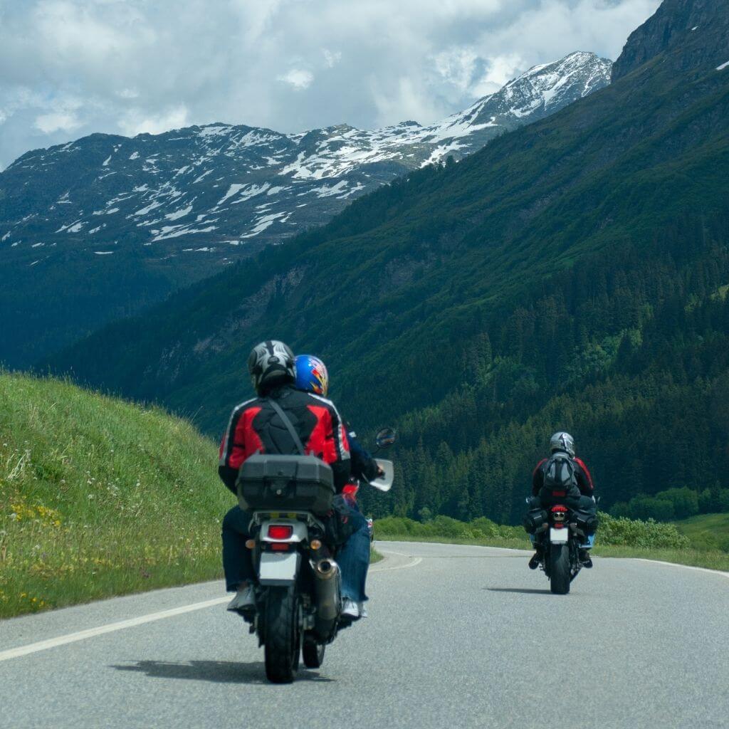 hatalmas-sziklas-hegyek-kanyarvadaszat-motoros-tura-csoport