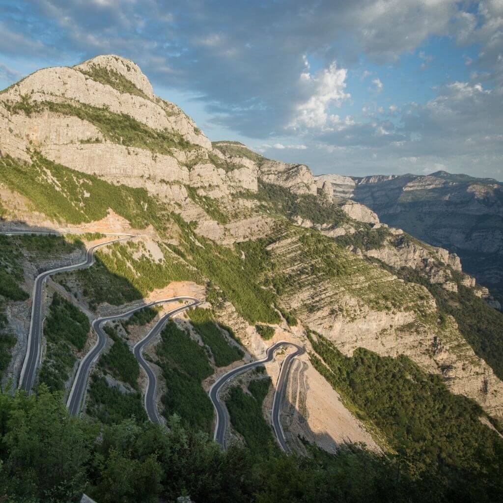 legszebb-motoros-utak-balkan-sh20-albaniai-szerpentinek-a-hegyoldalon