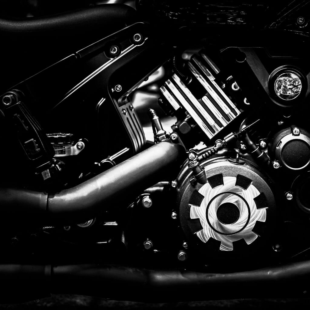 motor-blokk-valto-kipufogo-csonk-fekete-feher-szurke-kep