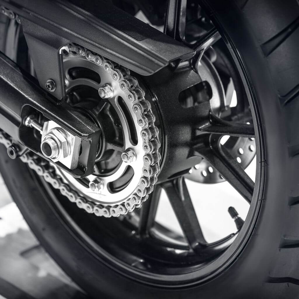 motor-lanc-hajtas-felni-gumi-fekete-feher-szurke-kep