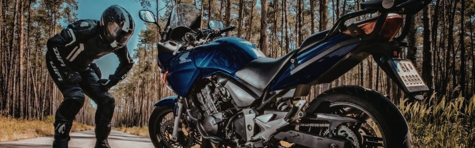 motor-tisztelet-gep-vas-tars-ketkereken-motoros-ruhazat-1600-500