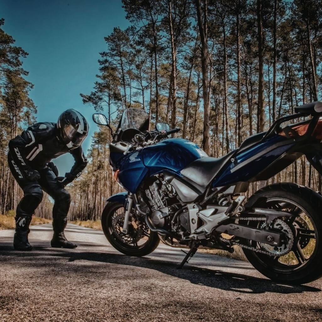 motor-tisztelet-gep-vas-tars-ketkereken-motoros-ruhazat