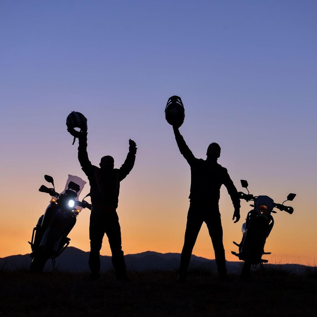 motoros-baratok-celba-eres-naplemente-motorozas-uton