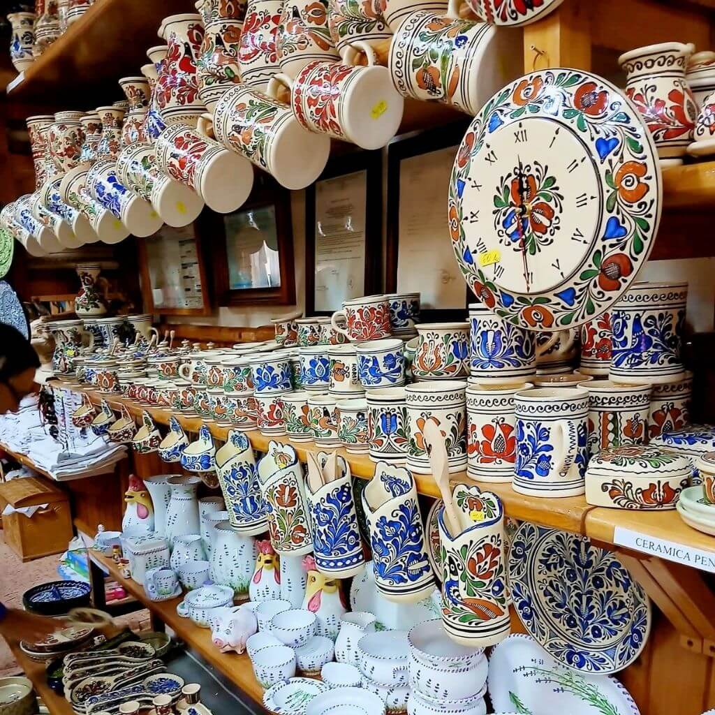 motoros-setalo-utca-kezmuves-korondi-keramia-tanyerok-es-disztargyak-erdely