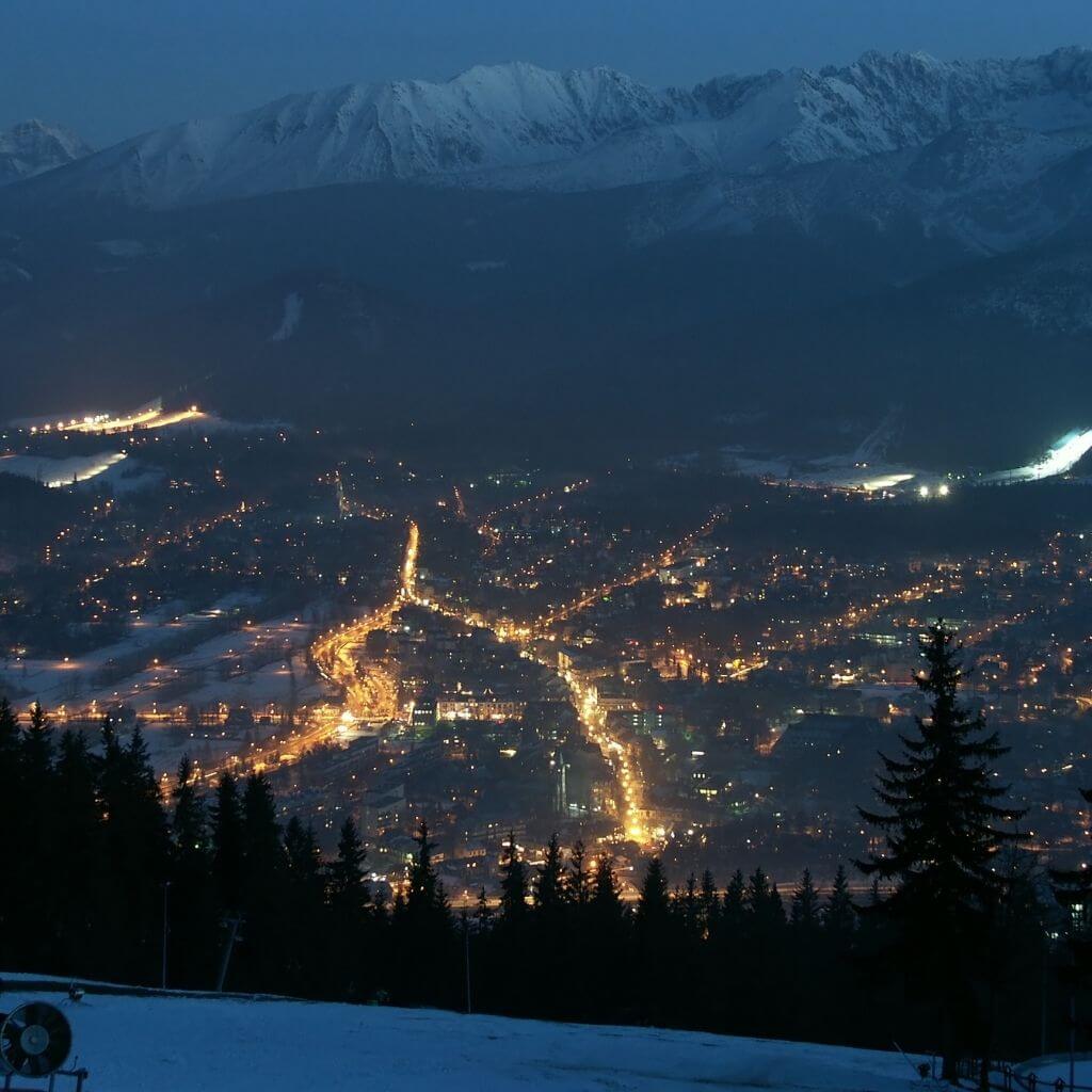 motoros-szallashely-vendegszeretettel-zakopane-varos-ejszaka-lengyelorszag