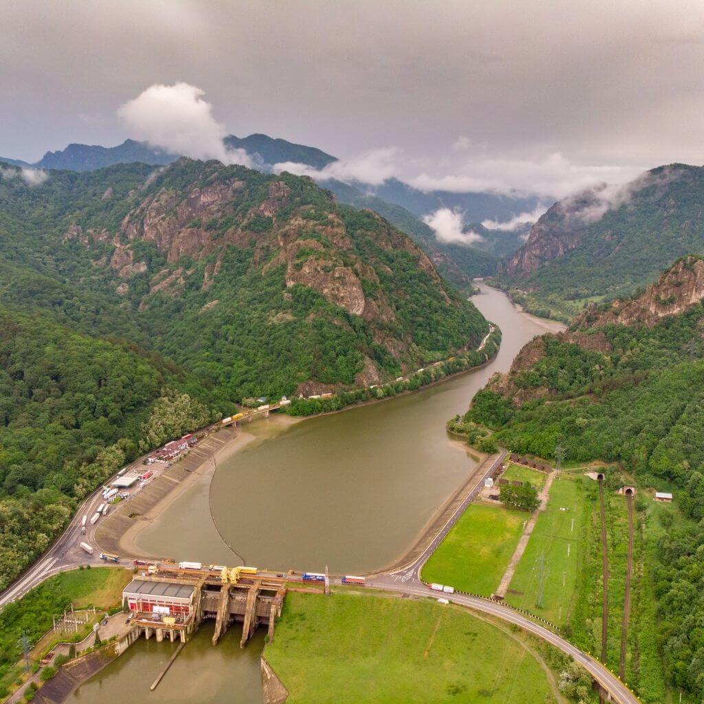 motoros-termeszet-olt-volgy-cozia-ramnicu-valcea-kozeleben-romania-erdely