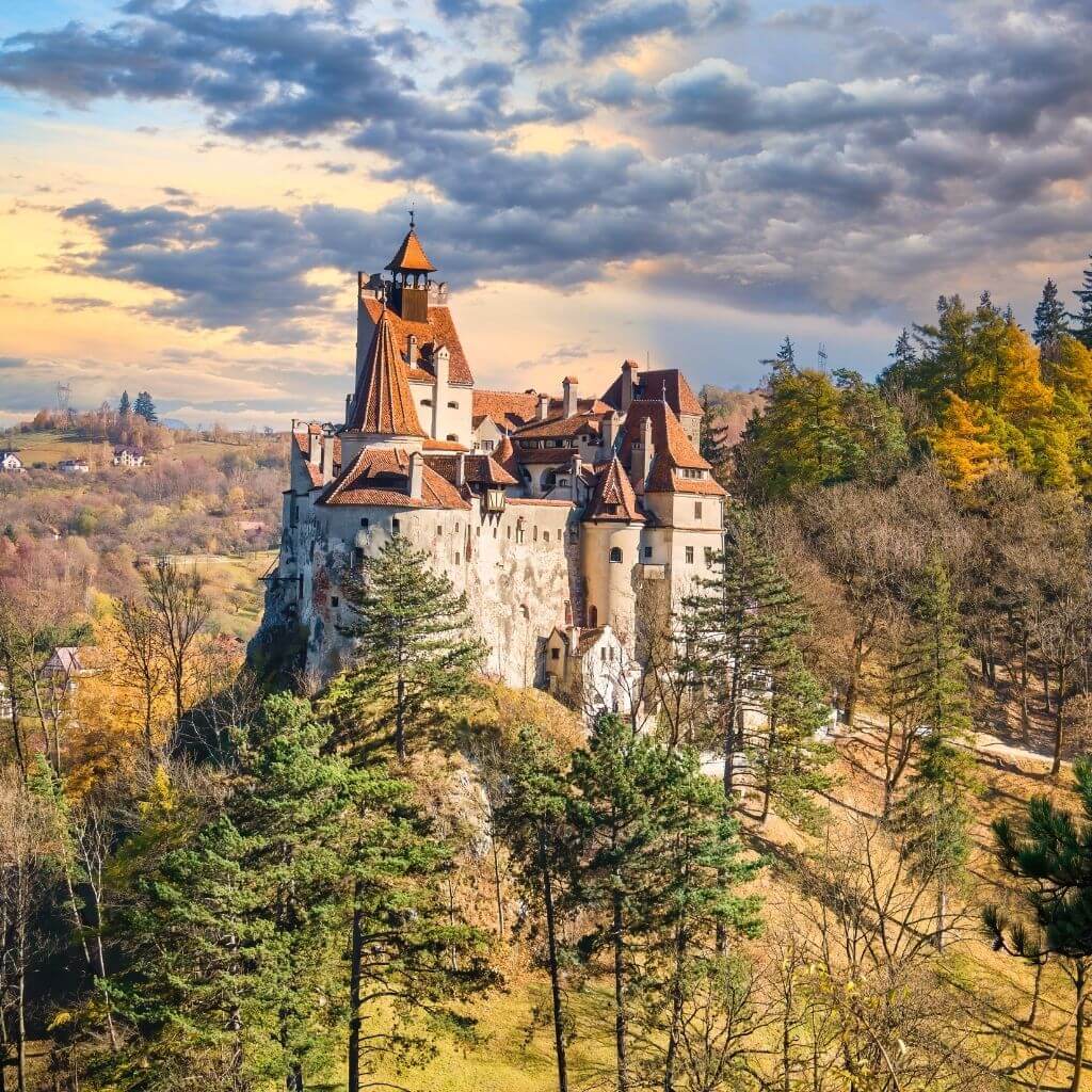 motoros-turak-drakula-var-torcsvari-kastely-latvanya-a-kornyezo-tajjal-romania-erdely