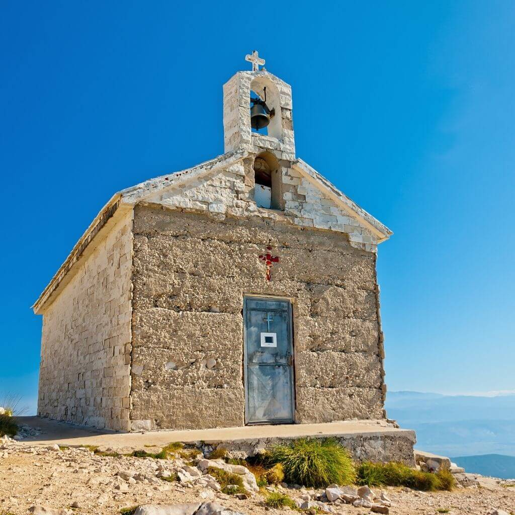 motoros-uticel-sveti-jure-biokovo-szent-gyorgy-kapolna-koepulet-horvatorszag