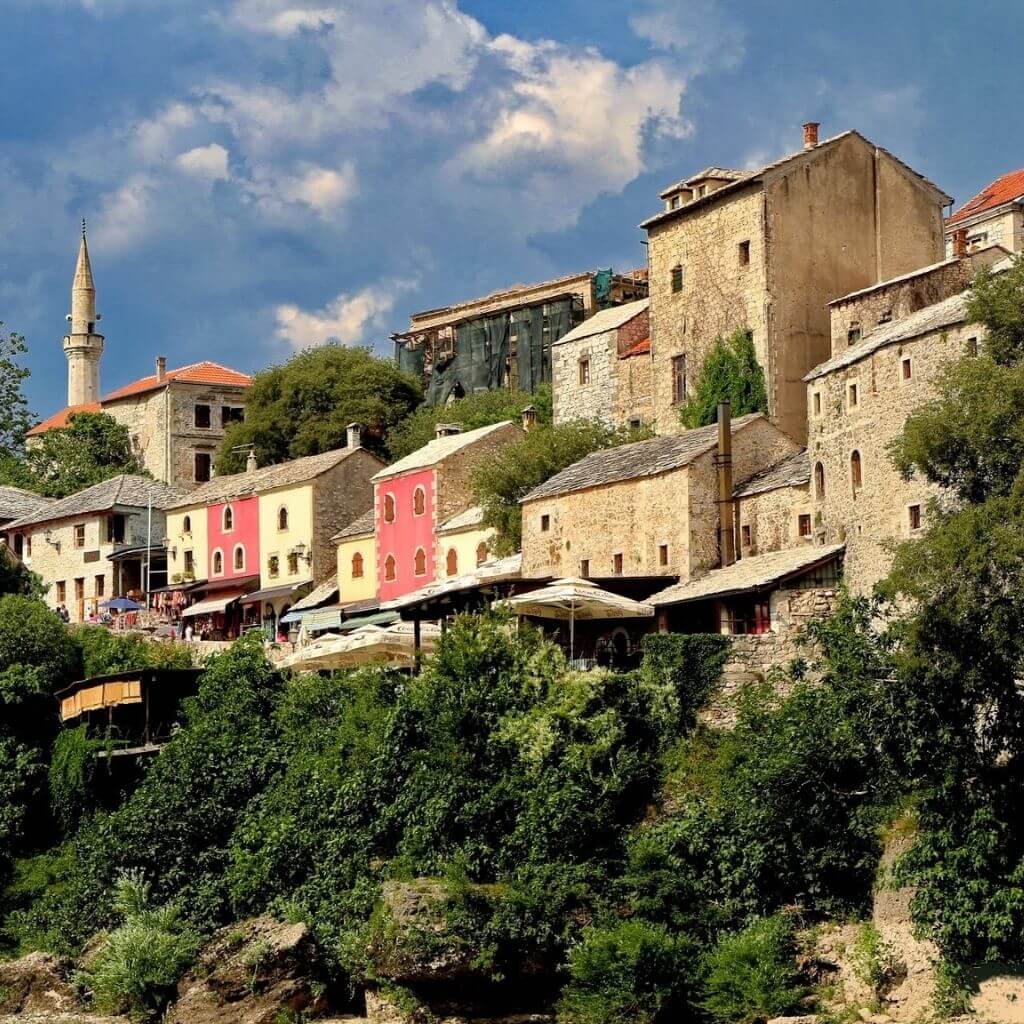 motorosoknak-kotelezo-mostar-muszlim-negyed-sor-neretva-folyopart-bosznia