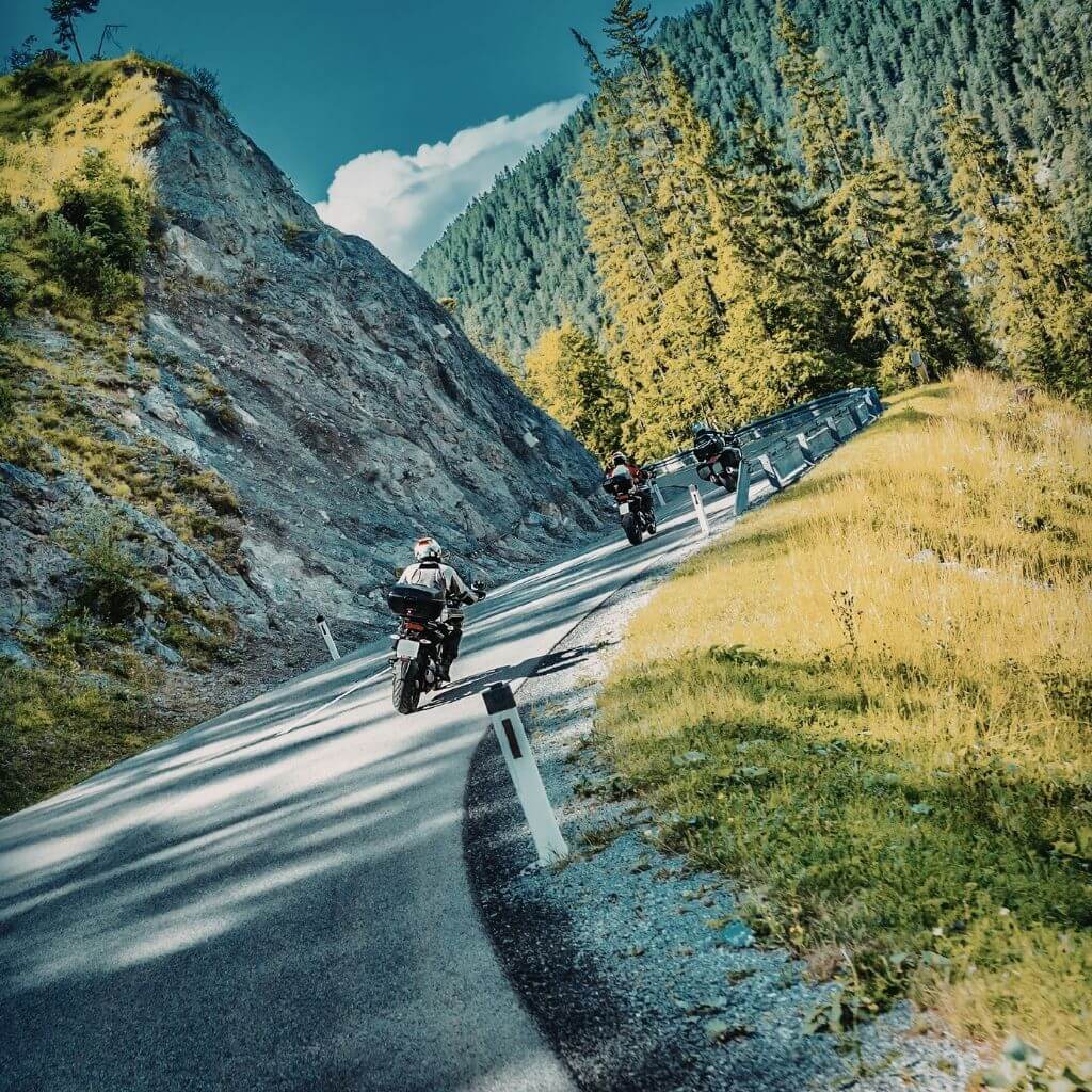 motorozas-sziklafal-mellett-adrenalin