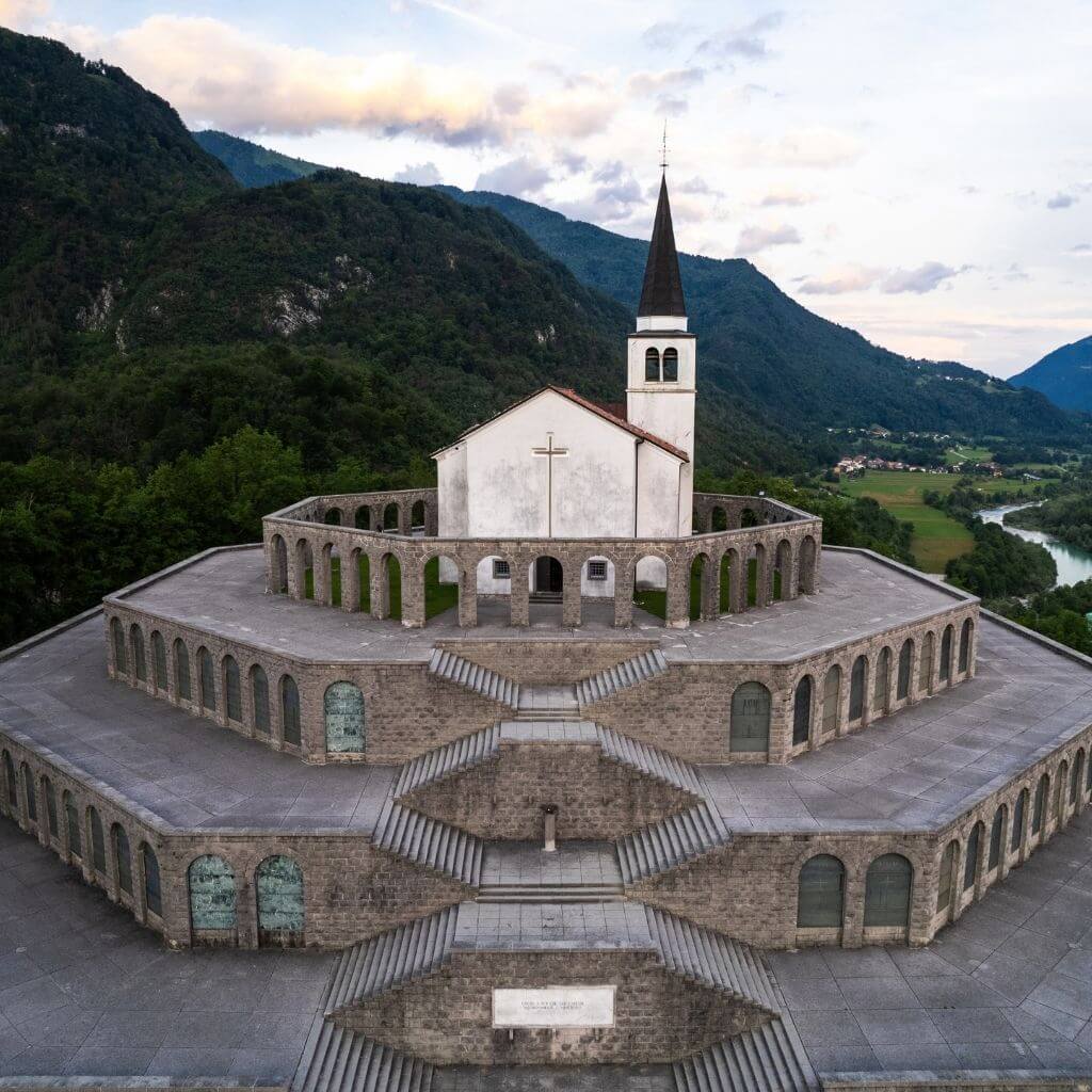 olasz-elso-vilaghaborus-csontvaz-muemlek-lepcsokkel-szloveniaban-kobarid