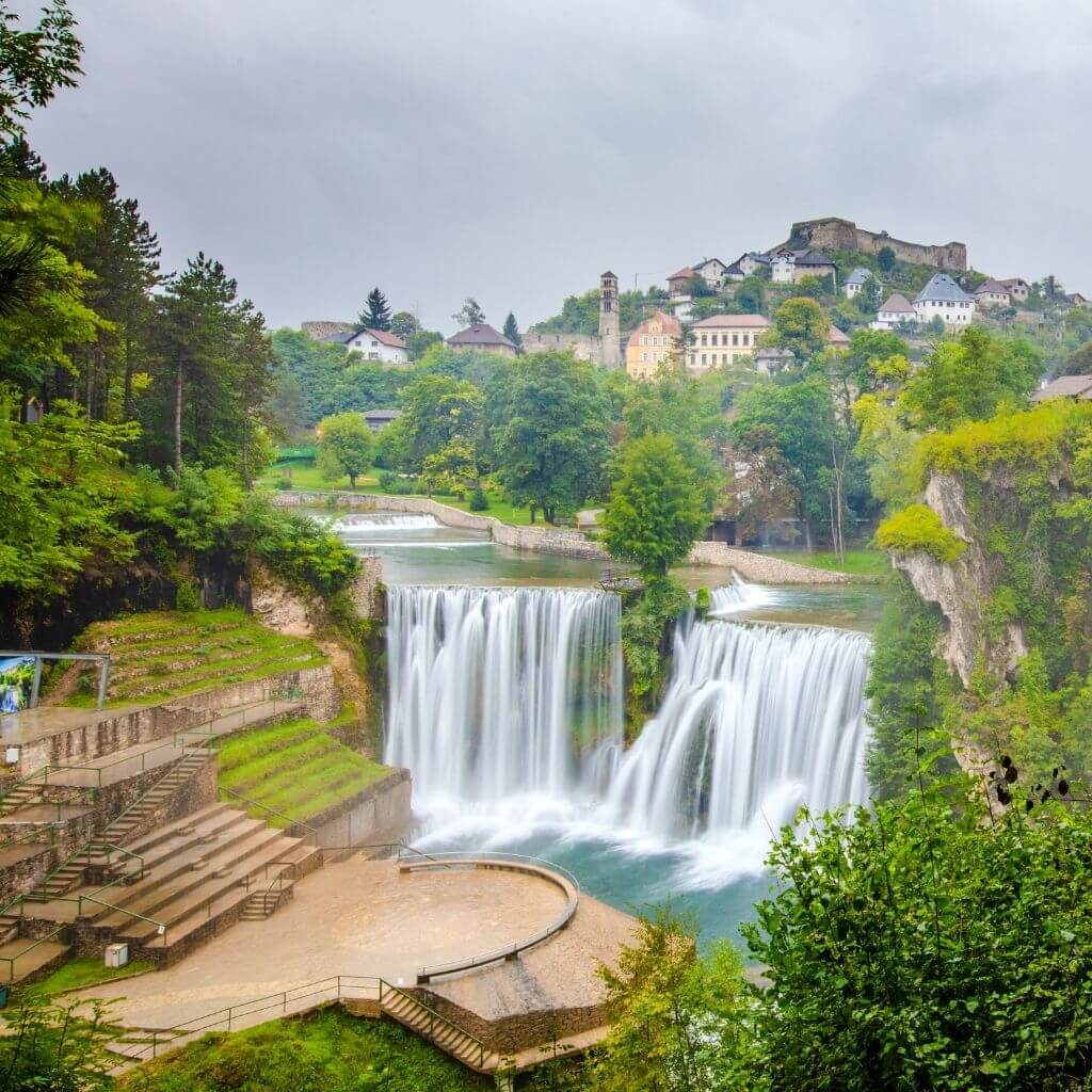 panoramaut-motorosoknak-jajce-varos-vizeses-kozepkori-var-bosznia