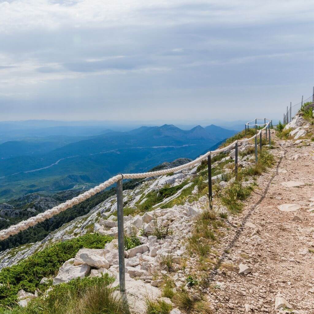 sveti-jure-felvezeto-ut-menti-gyalogos-osveny-es-sziklas-hegyoldal