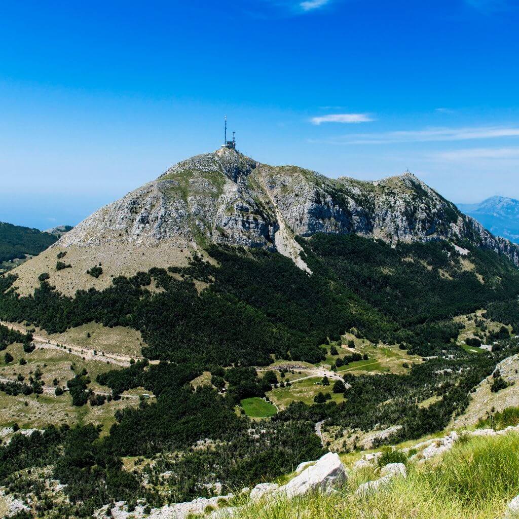 tokeletes-motors-ivek-jezerski-vrh-hegycsucs-njegos-mauzoleum