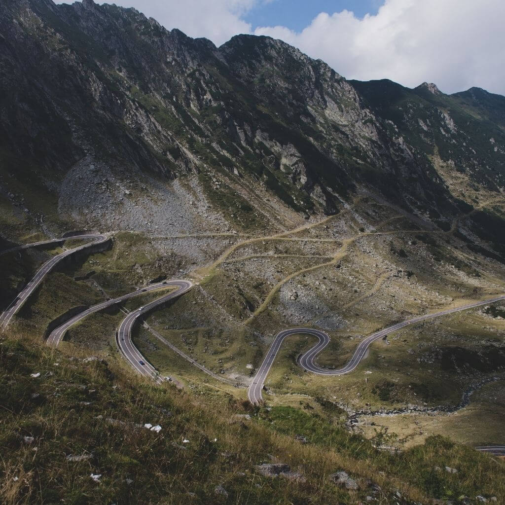transfogaras-sziklas-hegyek-alatt-motorozas-transzalpina-romaniaban-erdely