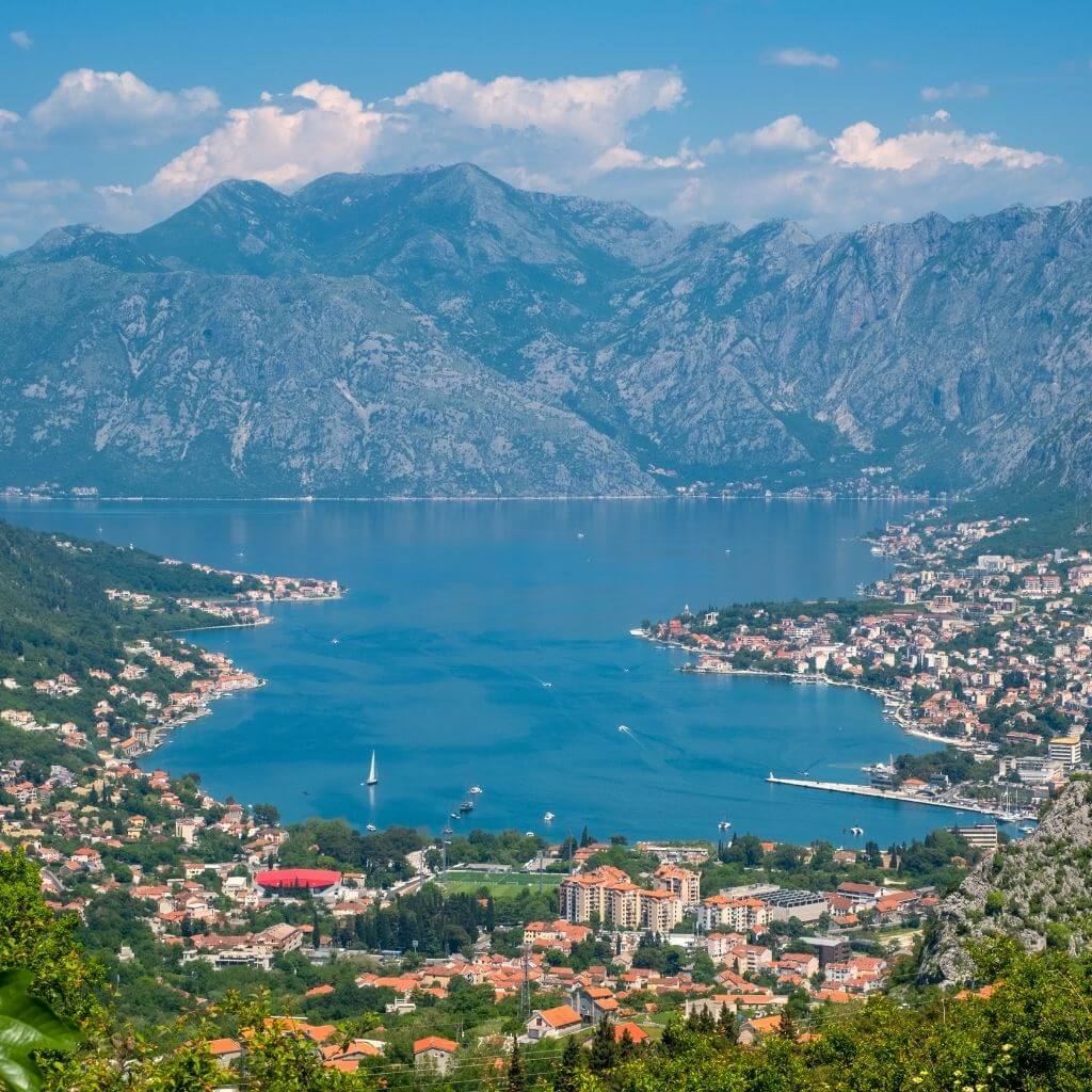 vrmac-hegyseg-es-kotori-u-alaku-obol-szemkozti-panorama-montenegro-turazoinak