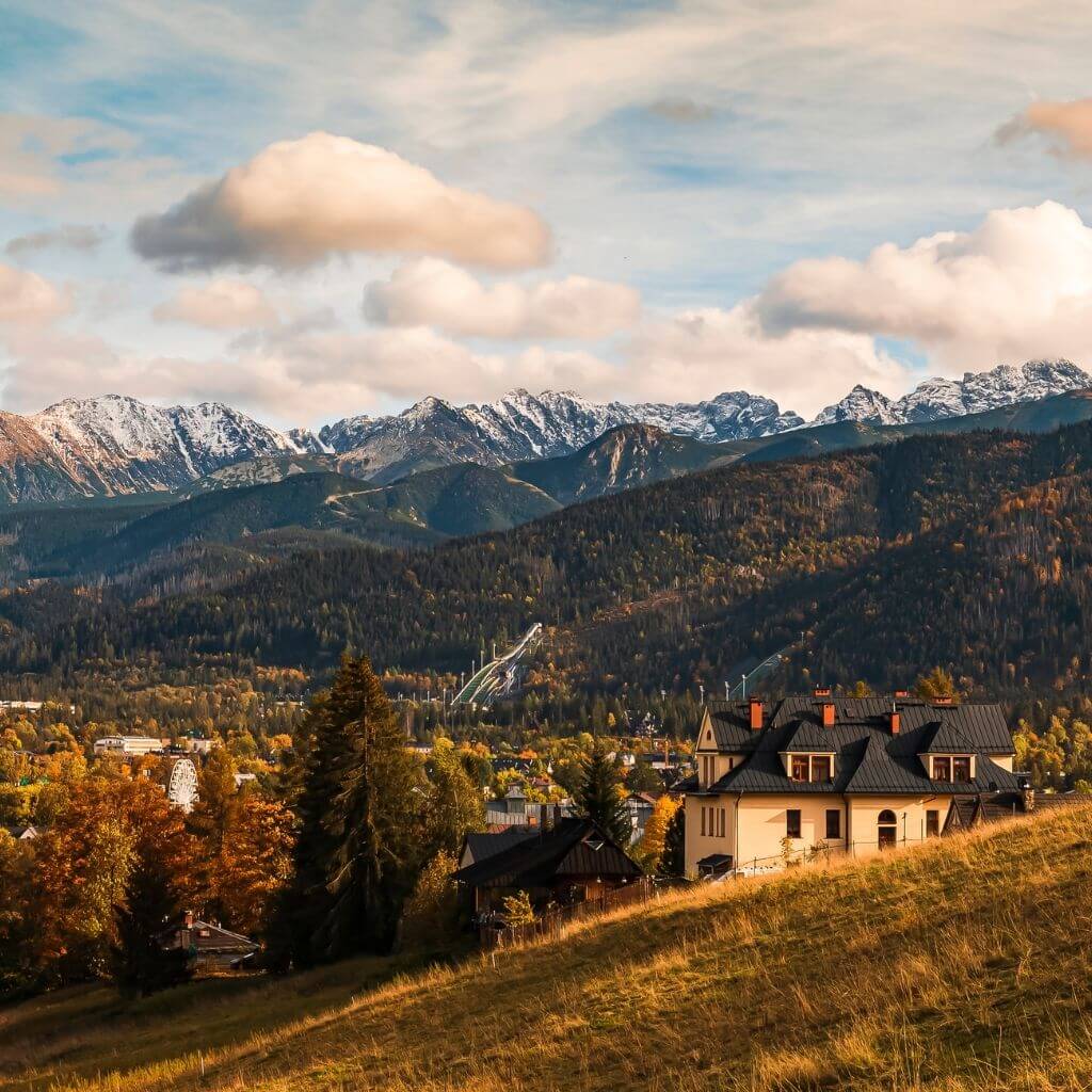 zakopane-motoros-csoport-pihenohely-havas-hegycsucsok-lengyelorszag